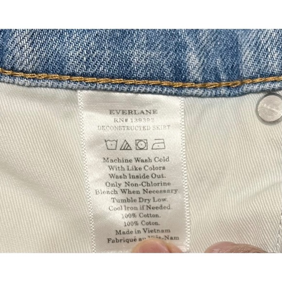 EVERLANE RODEO Denim Reconstructed Skirt Light Wash Distressed Frayed Size 30 - Picture 6 of 8